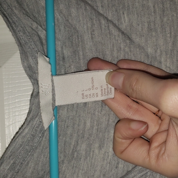 H&M Sequin Biting Lip Grey T Shirt - Picture 3 of 4